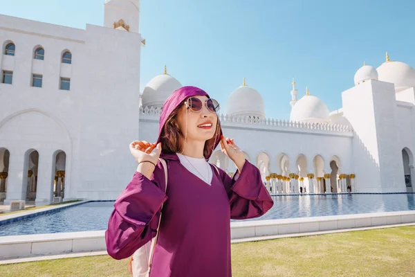 Uma Menina Turística Vestido Muçulmano Abaya Viaja Através Grande Mesquita — Fotografia de Stock