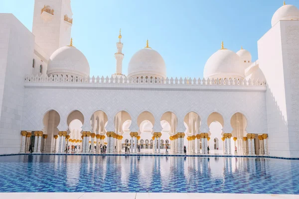 Gennaio 2023 Abu Dhabi Emirati Arabi Uniti Piscina Archi Moschea — Foto Stock