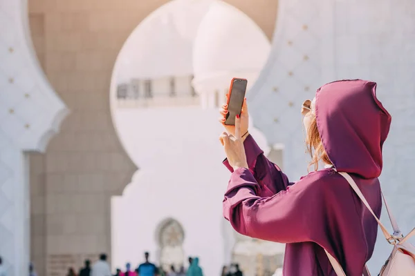 Dengan Kameranya Tangan Pengunjung Penasaran Mengeksplorasi Rincian Rumit Dari Masjid — Stok Foto