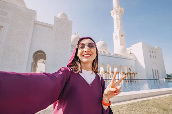 Młoda Turystka Ubrana Tradycyjny Abaya Rejestruje Swoją Podróż Przez Wielki — Zdjęcie stockowe