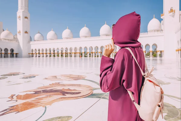 Visitantes Grande Mesquita Sheikh Zayed São Atingidos Pela Serenidade Tranquilidade — Fotografia de Stock