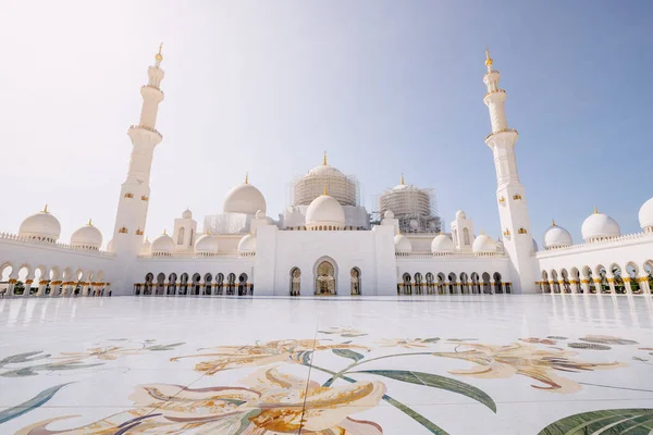 Великая Мечеть Шейха Зайеда Завораживающая Красотой Подчеркивается Замысловатыми Цветочными Мотивами — стоковое фото
