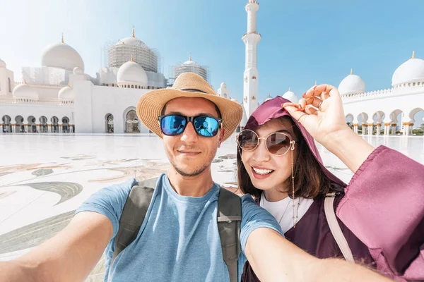 Młoda Turystka Tradycyjnym Abaya Mężczyzna Kapeluszu Robiący Sobie Selfie Podróży — Zdjęcie stockowe