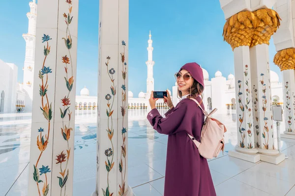 Φόντο Δέος Εμπνέει Sheikh Zayed Μεγάλο Τζαμί Ένα Τουριστικό Κορίτσι — Φωτογραφία Αρχείου