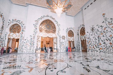 15 Ocak 2023, Abu Dabi, BAE: Şeyh Zayed Büyük Camii 'nin iç mekanı karmaşık çiçek motifleri ve dekorasyonlarla vurgulandı