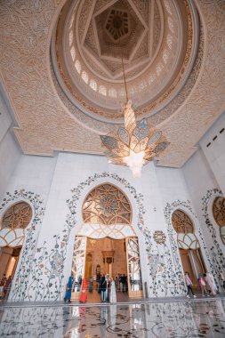 15 Ocak 2023, Abu Dabi, BAE: Şeyh Zayed Büyük Camii 'nin iç mekanı karmaşık çiçek motifleri ve dekorasyonlarla vurgulandı