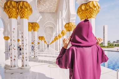 Şeyh Zayed Ulu Camii 'nin ihtişamı, Abaya' da koridorlarında ve mimari kemerlerinde gezinen turist bir kızın görüntüsüyle güçlendi.