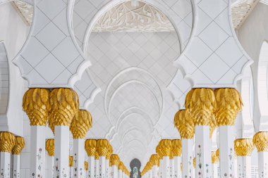 Şeyh Zayed Büyük Camii 'ndeki mimari kemerler sanat, kültür ve maneviyatın mükemmel dengesini temsil ediyor..