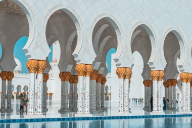 15 Ocak 2023, Abu Dabi, BAE: Abu Dabi 'deki Şeyh Zayed Büyük Camii' nde sakin bir havuzun üzerindeki görkemli kemer kulesi.