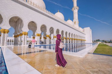 15 Ocak 2023, Abu Dabi, BAE: Şeyh Zayed Büyük Camii 'nin girişine yürüyen ziyaretçilerin Arapçası.
