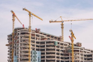 Makine vinçli inşaat ve yenileme alanı. Emlak endüstrisi