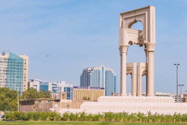 14 Ocak 2023, Abu Dabi, BAE: Şehir meydanındaki heykeller otelleri ve konut blokları olan gökdelenler arasında