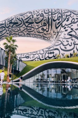 17 Ocak 2023, Dubai, BAE: Geleceğin Müzesi binasının girişi. Dubai 'yi ziyaret edenler için görülmesi gereken bir yer..