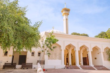 17 Ocak 2023, Dubai, BAE: Dubai 'deki tarihi bölge ve semtte Al Fahidi cami girişi ve minaresi