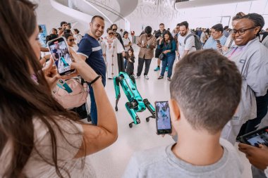 17 Ocak 2023, Dubai, BAE: Sergiler arasında, bir robotik köpek, çocuklar da dahil olmak üzere bir grup ziyaretçinin ilgisini çekti..