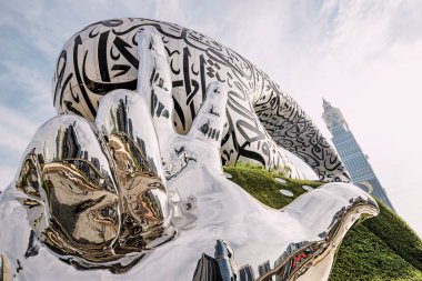 17 Ocak 2023, Dubai, BAE: Arap yazıtları ve el heykelleriyle Hilal şeklinde ünlü Gelecek Müzesi
