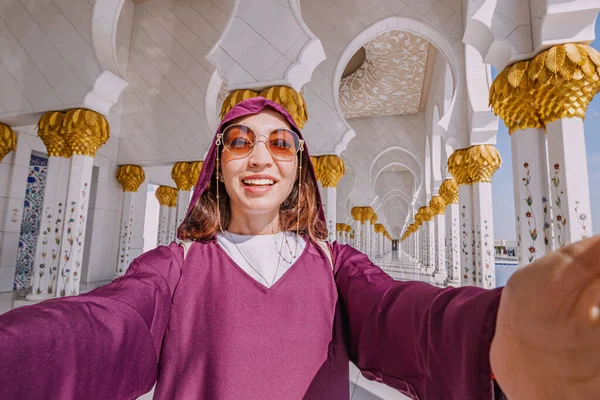 Uma Jovem Turista Vestindo Uma Abaya Tradicional Captura Sua Jornada — Fotografia de Stock