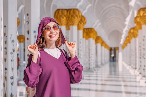 Wspaniałość Wielkiego Meczetu Szejka Zayeda Potęguje Widok Turystki Abaya Wędrującej — Zdjęcie stockowe