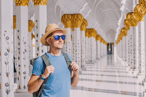 Turista Sombrero Con Mochila Caminando Por Gran Mezquita Sheikh Zayed — Foto de Stock