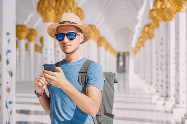 Турист Капелюсі Рюкзаком Допомогою Мобільного Телефону Книги Вступних Квитків Великої — стокове фото
