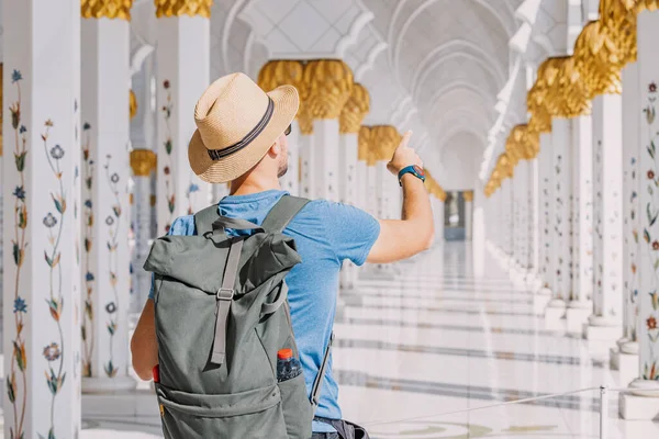 Турист Шляпе Рюкзаком Идущий Через Великую Мечеть Шейха Зайда Абу — стоковое фото