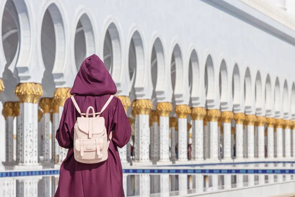 一位快乐的女孩在阿布扎比谢赫扎耶德大清真寺的宁静氛围和迷人的美景中畅游 — 图库照片