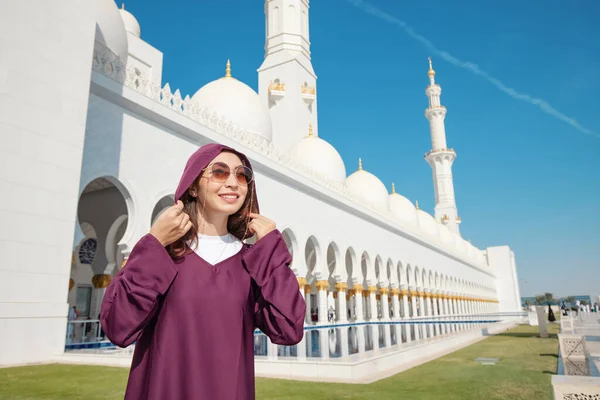 Опыт Счастливого Путешественника Великой Мечети Шейха Зайда Напоминание Преобразующей Силе — стоковое фото