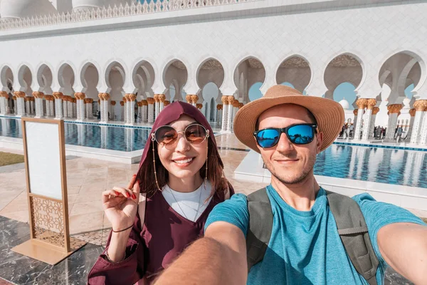 Młoda Turystka Tradycyjnym Abaya Mężczyzna Kapeluszu Robiący Sobie Selfie Podróży — Zdjęcie stockowe