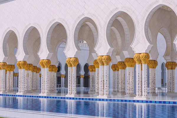 Majestic Arches Torre Sopra Una Tranquilla Piscina Nella Splendida Sheikh — Foto Stock