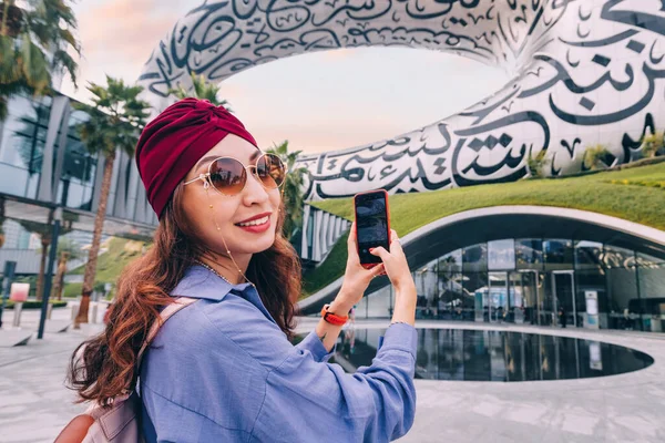 Leden 2023 Dubaj Spojené Arabské Emiráty Turisticky Šťastná Dívka Fotí — Stock fotografie