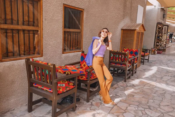 Fată Turistică Într Cafenea Autentică Din Districtul Fahidi Din Dubai — Fotografie, imagine de stoc