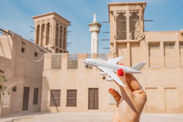 Hand Med Leksaksflygplan Gamla Stan Bur Dubai Eller Fahidi Distriktet — Stockfoto