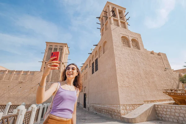 Coração Histórico Bairro Fahidi Dubai Uma Turista Feliz Pára Para — Fotografia de Stock