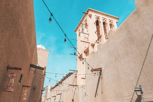 Ulice Dzielnicy Fahidi Tradycyjna Arabska Wieża Wiatrowa Wykorzystywane Wentylacji Klimatyzacji — Zdjęcie stockowe