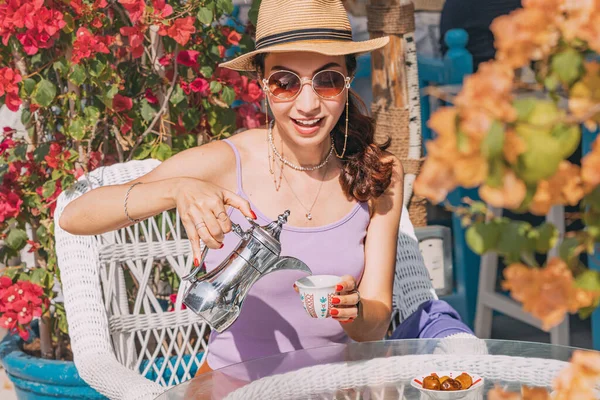 Díky Zkušenostem Vychutnáváním Arabské Kávy Tradiční Kavárně Dubaji Dívka Turista — Stock fotografie