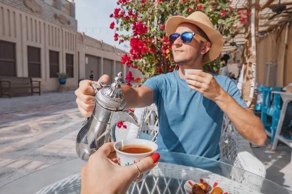 Jak Dává Pauzu Svých Cest Dubaji Muž Najde Odpočinek Tradiční — Stock fotografie
