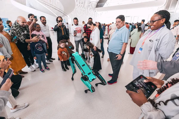 2023年1月17日 阿联酋 孩子们被机械狗的动作和它对人类互动的反应所吸引 他们渴望在未来的博物馆里与它互动 — 图库照片