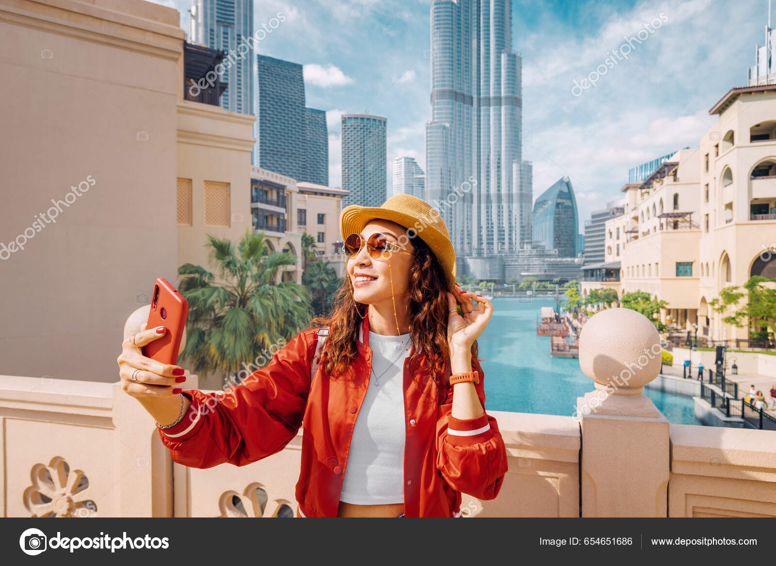 Happy Tourist Asian Girl Taking Selfie Photos Her Travel Blog — Stock  Editorial Photo © frantic00 #654651686