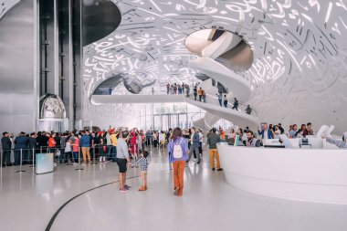 17 Ocak 2023, Dubai, BAE: Dubai 'deki Gelecek Müzesi' nin içi ziyaretçi ve turistlerle dolu