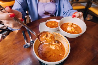 Lezzetli ve baharatlı geleneksel Tayland Tom Yam çorbası. Restoranda tabakta deniz mahsulleri var.