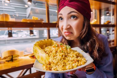 Tayland restoranının tatminsiz bir müşterisi bozuk malzemelerle ananaslı pirinç tabağının iğrenç kokusunu kokluyor ve şefe şikayet ediyor.
