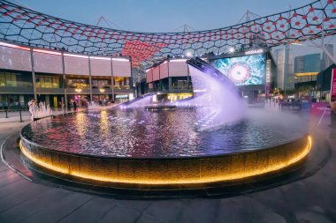 17 Ocak 2023, Dubai, BAE: Dubai yürüyüş bölgesinin merkezinde dükkan ve kafeler arasında bir fıskiye gösterisi
