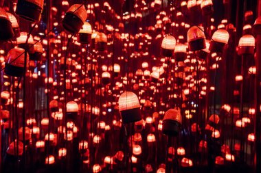 Arkaplan olarak birçok aydınlık ve parlayan kırmızı ışık