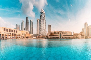 Dubai AVM 'nin girişindeki su birikintisi ve arka planda gökdelenler olan dolgu güvertesi.