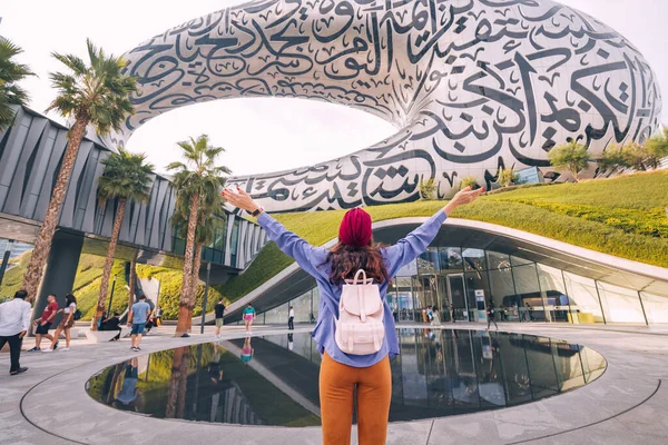 Stycznia 2023 Dubaj Zjednoczone Emiraty Arabskie Happy Tourist Girl Podziwia — Zdjęcie stockowe