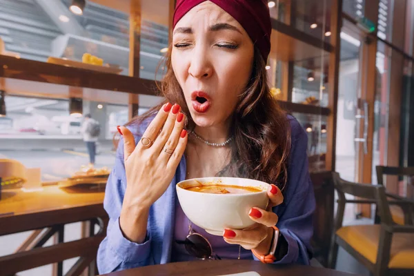 Индийская Женщина Пробует Острый Горячий Суп Ресторане Тайской Кухни Реагирует — стоковое фото