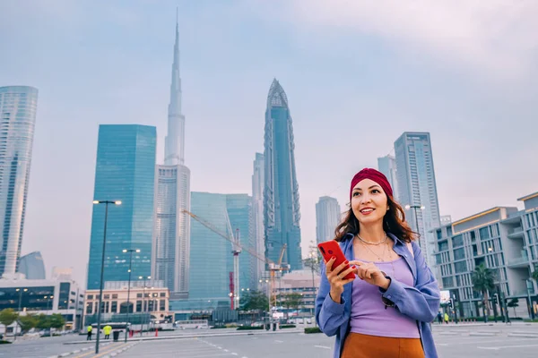 Ευτυχισμένη Ασιάτισσα Που Χρησιμοποιεί Ασύρματο Δίκτυο Smartphone Για Συνδεθεί Στο — Φωτογραφία Αρχείου