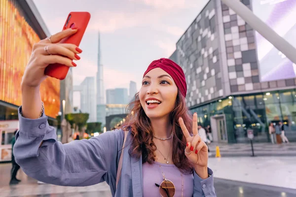 Tourist Happy Girl Taking Selfie Photos Her Travel Blog Στην — Φωτογραφία Αρχείου