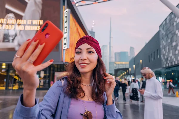 January 2023 Dubai Uae Tourist Happy Girl Taking Selfie Photos — Stock Photo, Image