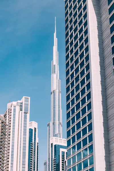 ブルジュ ハリファは世界で最も高いビルであり オフィスやアパートがある他の高層ビルもある ドバイのコンセプトの不動産と不動産 — ストック写真